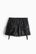 H&M Beschichtete Cargoshorts Schwarz in Größe M. Farbe: Black