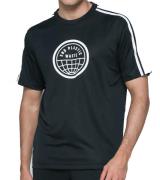 adidas PRIMEBLUE END PLASTIC WASTE 3-Streifen GRAPHIC TEE atmungsaktiv...